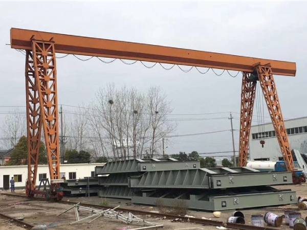 如何評估龍門吊作業(yè)現(xiàn)場的**風險？